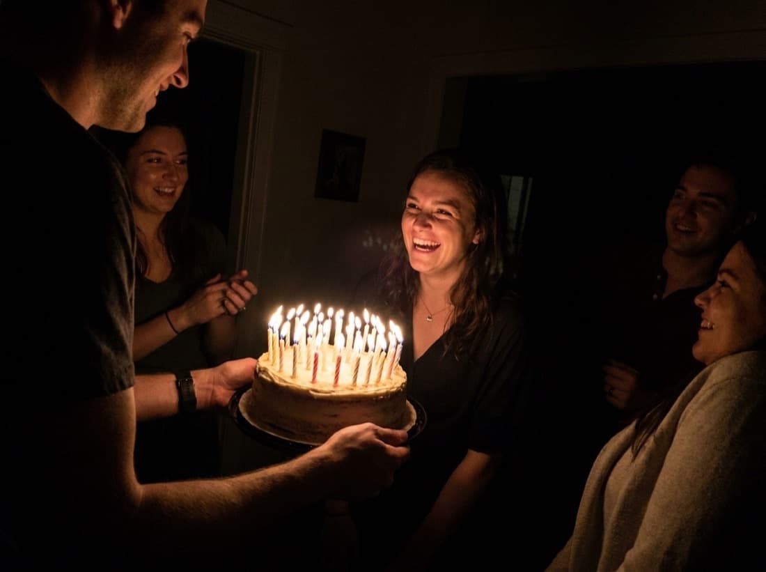 Une photo de gâteau d’anniversaire prise dans une pièce sombre