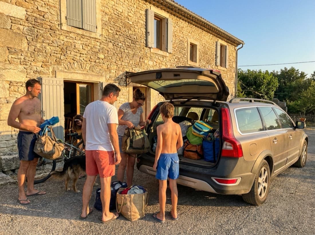 Une photo de vacances ordinaire, prise à la volée devant une maison de pierre