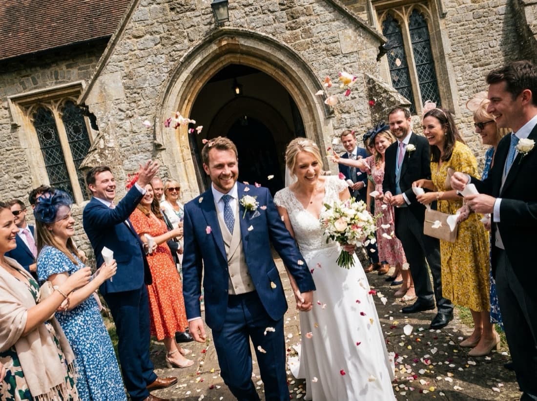 Une photo de mariage prise par un invité, un peu penchée, en pleine lumière